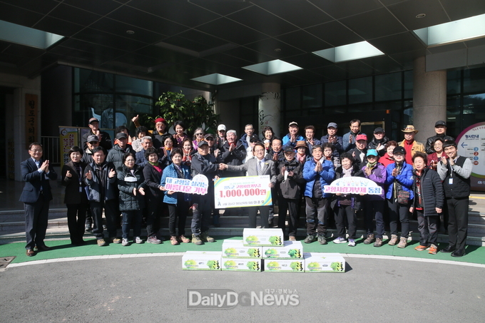 서울 강서구 까치산우회, 청도군에 고향사랑기부금 100만 원 전달