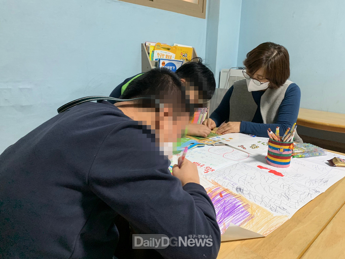 지역의 한 장애 어린이시설에서 미술수업을 진행하고 있다