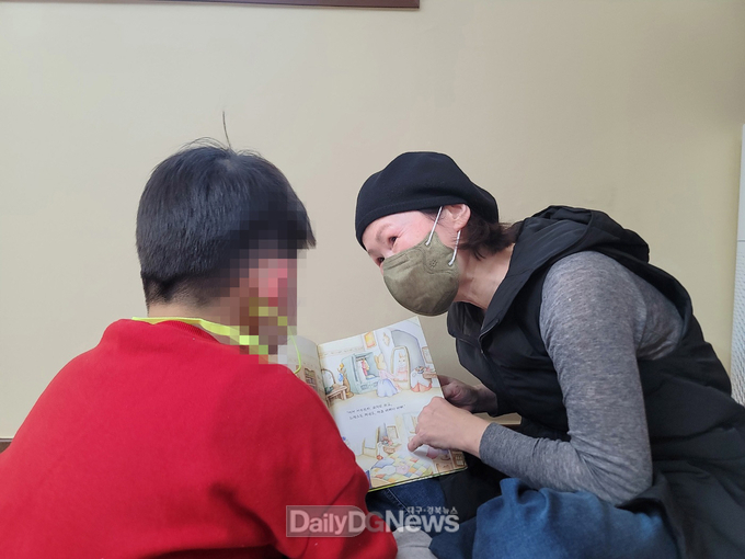 지역의 한 장애 어린이시설에서 그림책을 읽어주고 있다.