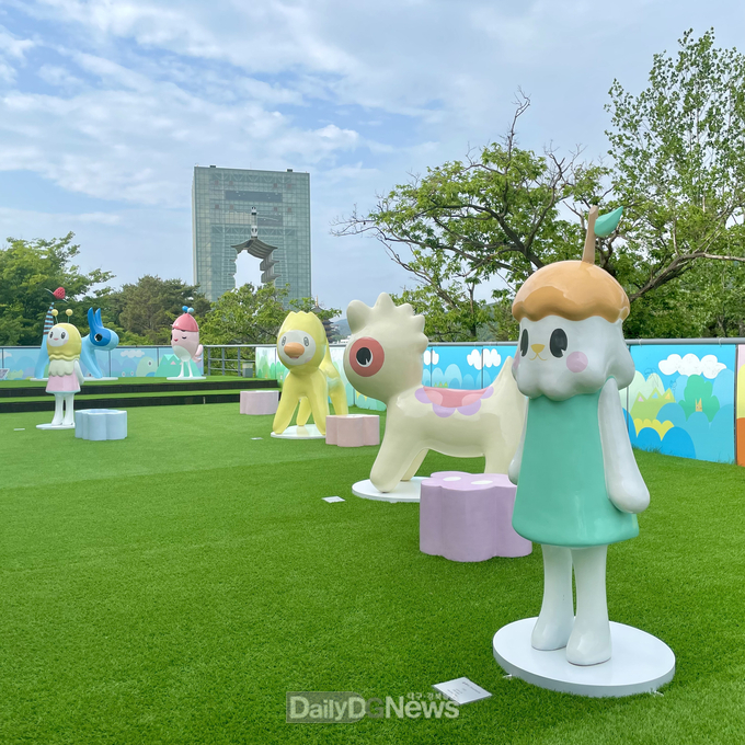 지난해 홍지민작가의 캐릭터 조형물이 솔거미술관 테라스에 전시된 모습2