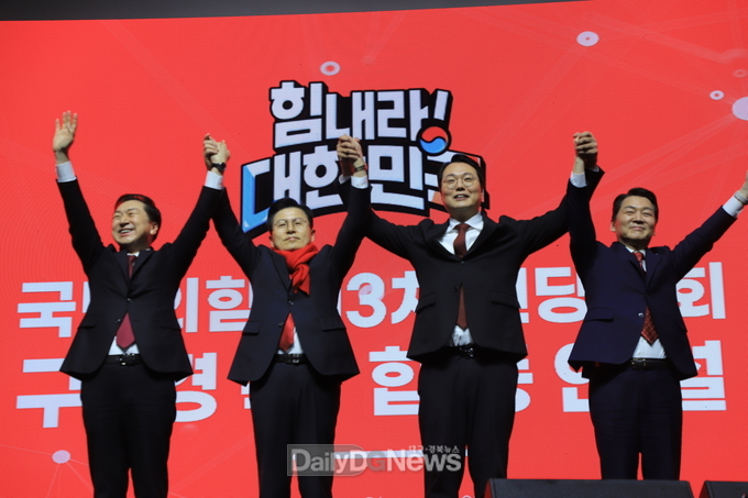 국민의힘 당권주자들이 제3차 전당대회 대구·경북지역 합동연설회에서 당원들에게 인사를 하고 있다. (사진=이준호 기자)