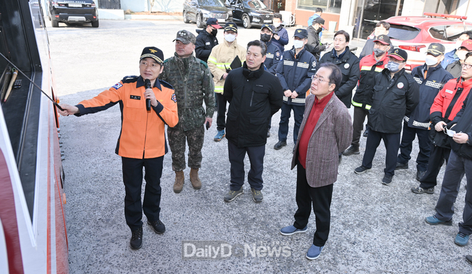 홍준표 대구시장이 5일 앞산 산불 현장을 찾아 산불 현황보고를 받고 있다. (사진=대구시 제공)