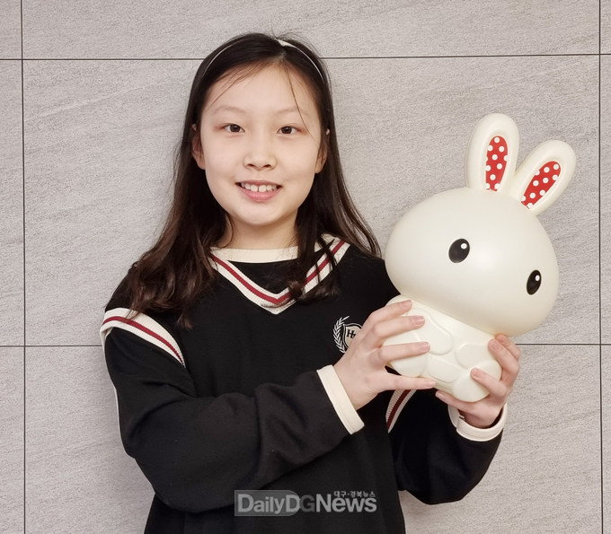 칠곡군 제공) 장예진양은 용돈을 아껴 형편이 어려운 독립유공자 후손을 돕기 위해 매일 1000원을 모으기로 결심하고 저금통 뒷면에 애국 토끼라고 적었다.