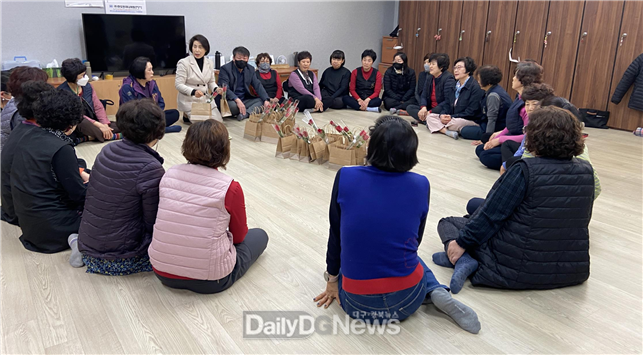 정순천 대구시행복진흥원장이 6일 대구시청 여성근로자들에게 빵과 장미꽃을 선물하고 있다. (사진=행복진흥원 제공)