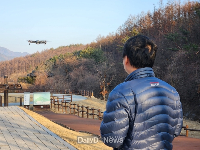 3월 6일 전시원실 직원이 정상영상 제작을 위해 드론을 작동하고 있는 모습