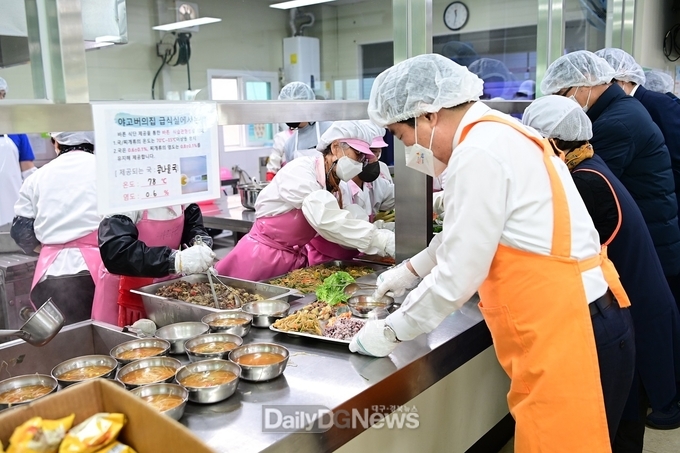김충섭 김천시장 무료급식소 현장급식 재개에 따른 배식 봉사