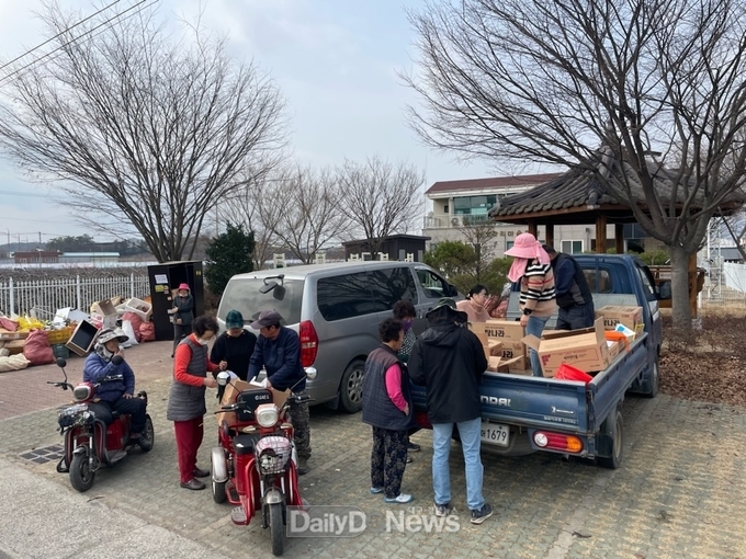 영천시, 화상병 사전방제 약제 공급(약제 배부 사진).