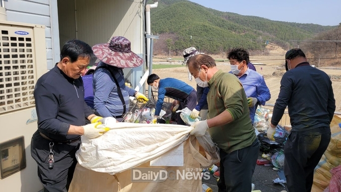 농촌지도자 고령군연합회 영농폐자원 선별 및 이송작업 실시
