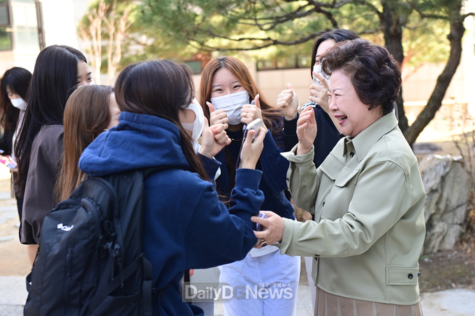 남성희 총장이 15일 캠퍼스를 다니며 신입생들의 활기찬 대학 생활을 응원하고 있다. (사진=대구보건대 제공)