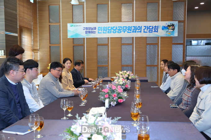 배광식 대구 북구청장과 민원 담당 공무원들의 간담회 개최 모습. (사진=북구청 제공)