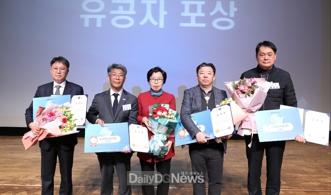 경북도 주관‘세계 물의 날’우수기관 선정 (박효철 맑은물사업본부장(맨 왼쪽)이 지난 17일 김천 문화예술회관에서 표창 수여 후 수상자들과 기념촬영을 하고 있다.)