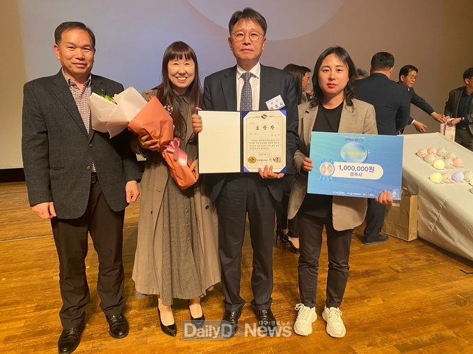 (박효철 맑은물사업본부장(왼쪽에서 세번째)이 지난 17일 김천 문화예술회관에서 표창 수여 후 경주시 직원들과 기념촬영을 하고 있다.)<br>
