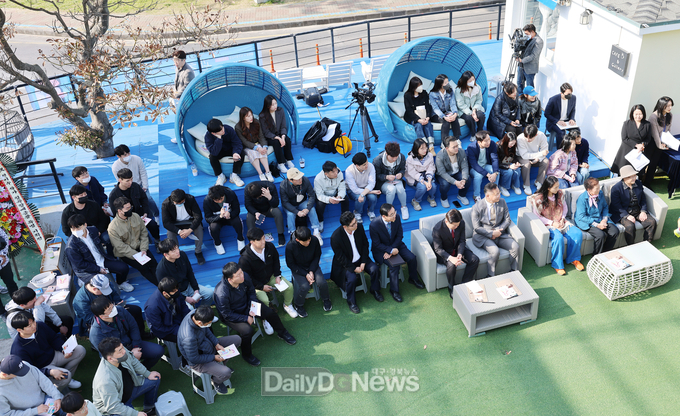 제주시 조천읍 걸어가는 늑대들에서 열린 '칠곡할매글꼴 특별 기획전' 개막식 전경. 100여 명이 참가했다.