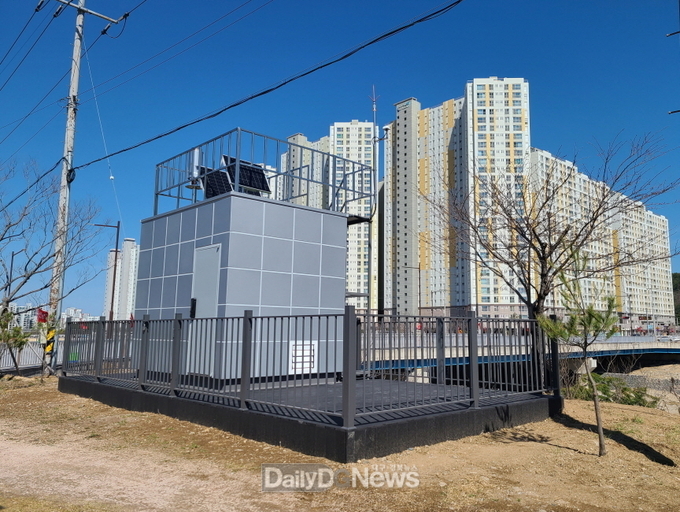 냉천 문덕3교에 설치된 다목적관측소.