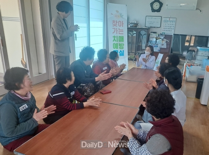 마을주민과 함께 치매 친화적 환경 조성