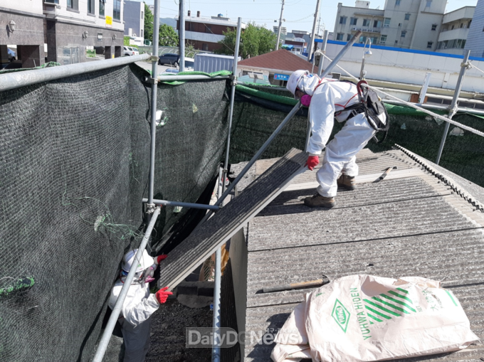 대구 동구청. 슬레이트 지붕 처리 모습. (사진=동구청 제공)