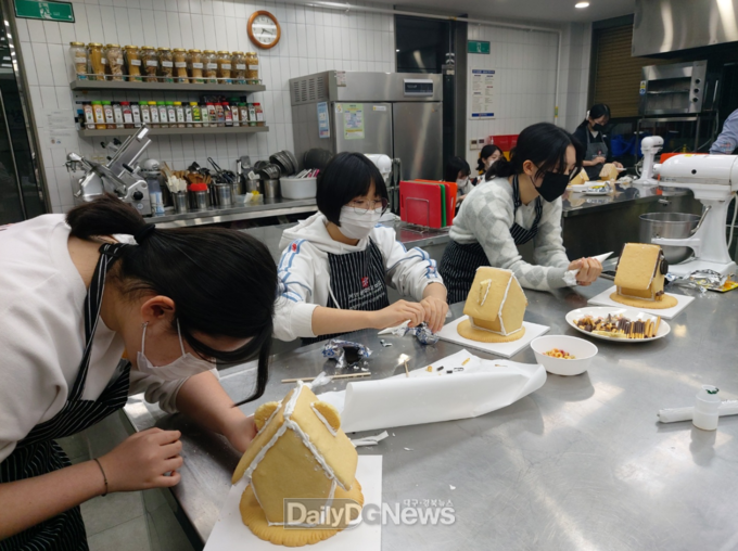 2022학년도 디저트와 음료 카페 창업 강좌 수업 모습. (사진=대구시교육청 제공)