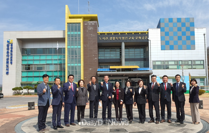 대구시의회 교육위원회가 군위군 대구시 편입 준비상황을 현장을 방문해 점검하고 있다. (사진=대구시의회 제공)