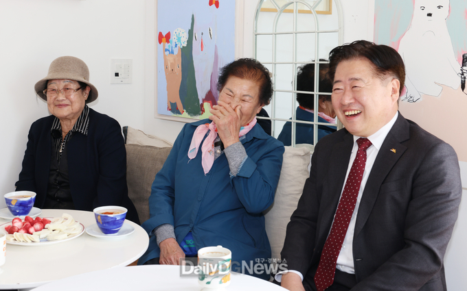 칠곡군 제공) 오영훈 제주도지사가 칠곡할매글꼴 주인공 김영분할머니와 대화를 나누며 웃고 있다.