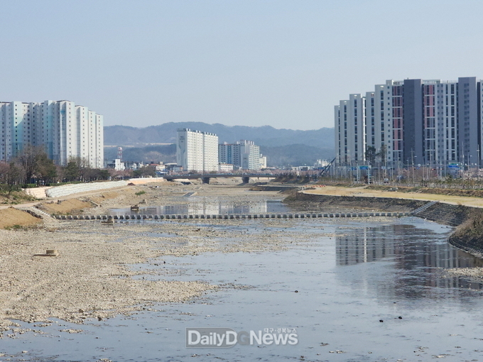 응급 복구공사를 마친 지방하천 냉천의 전경