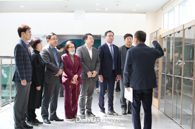 대구시의회 문화복지위원회 소속 의원들이 21일 대구수목원 산림문화전시관을 방문하고 있는 모습. (사진=대구시의회 제공)