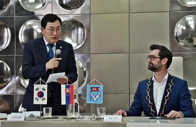 체코 원전 수주 세일즈 외교를 성공리에 마친 주낙영 경주시장 현지시간 20일 동유럽 유일의 자매도시인 슬로바키아 니트라로 자리를 옮겨 자매결연 10주년 교류 간담회를 갖고 있다.<br>
<br>
