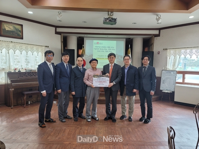 계명대학교가 지난 17일 경북 안동 유은복지재단을 방문해 화재 피해 성금 600만 원을 전달하고 있다. (사진=계명대 제공)
