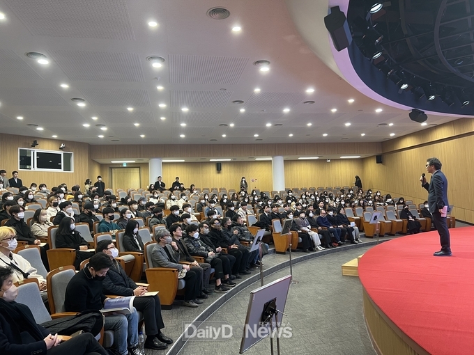 계명대학교 미술대학은 다각적인 예술.디자인 사고를 위해 10개 전공이 복합적으로 구성된 '예술융합특강'을 교과목으로 운영하고 있다. (사진=계명대 제공)