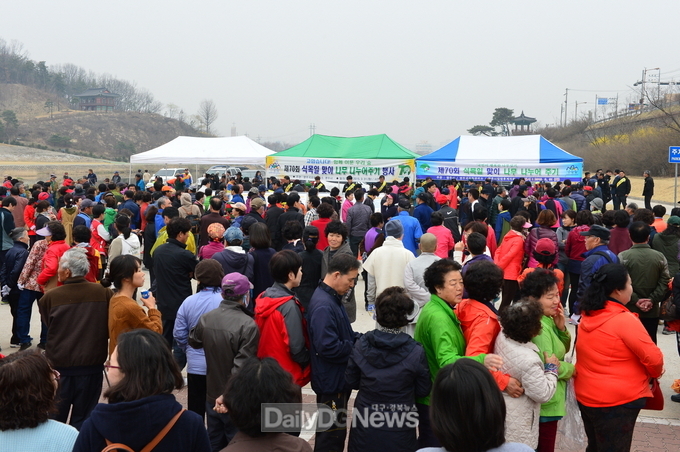 코로나19 팬데믹 이전 식목일 맞이 나무나누어주기 행사사진