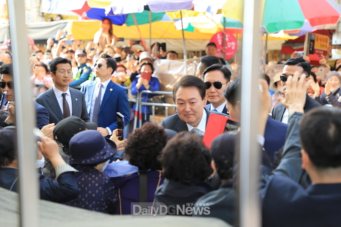 윤석열 대통령이 서문시장 100주년 기념식에 참석하기 위해 서문시장을 방문해 시민들과 상인들에게 인사를 나누고 있다. (사진=이준호 기자)