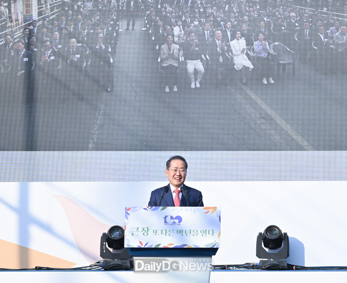 홍준표 대구시장이 서문시장 100주년 기념식에서 인사말을 하고 있다. (사진=대구시 제공)