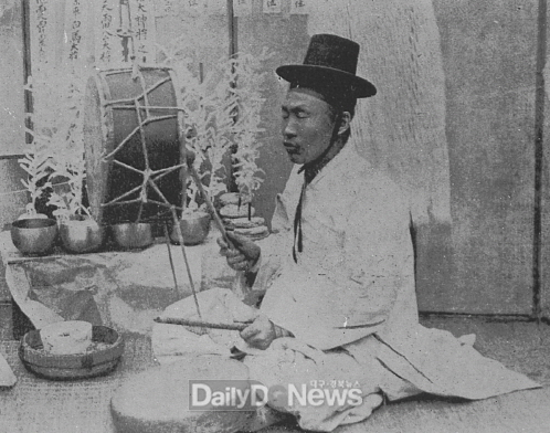 맹인점술가가 독경하는 모습 (출처: 서울역사박물관 서울역사아카이브)