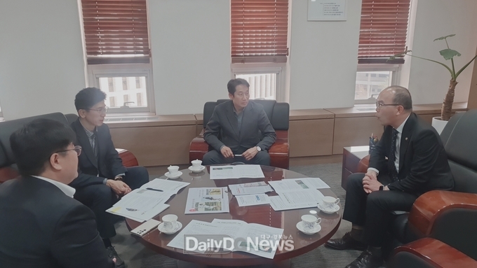 김남일 포항시 부시장은 지난달 30일 윤종진 국가보훈처 차장(김남일 부시장 우측)을 찾아 환동해 호국역사기념관 건립의 필요성을 설명했다.