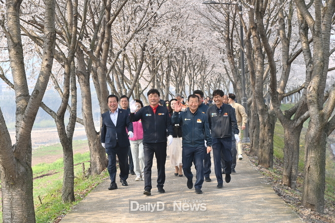 청송군, 광덕 인도교 개통기념식 및 벚꽃길 걷기행사 ‘대성황’