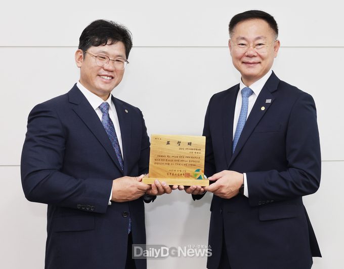 김재욱 칠곡군수와 표창패를 받은 한광수 칠곡군테니스협회장이 기념 촬영을 하고 있다