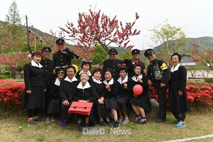 복사꽃 피는 도진리 치매보듬마을, ‘청춘사진관 운영’