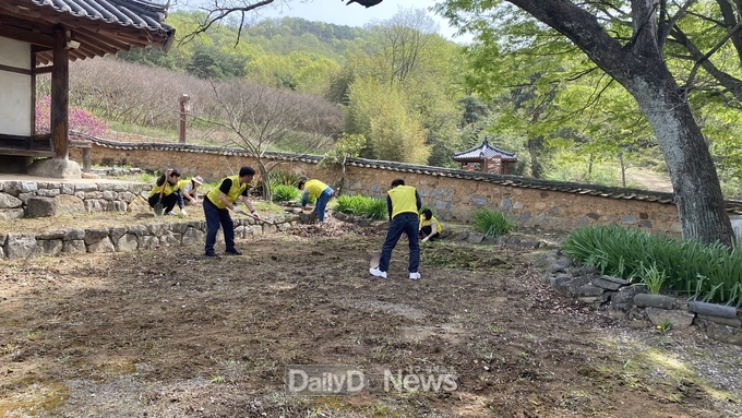 성주군 공무원, 성주한개마을 환경청소 봉사활동 실시