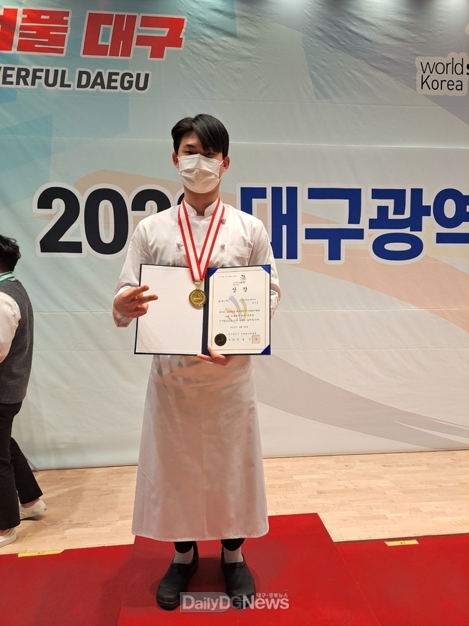 2023대구지방기능경기대회 요리부문에서 금상을 수상한 대구공업대학교 호텔외식조리계열 유기욱 학생. (사진=대구공업대 제공)
