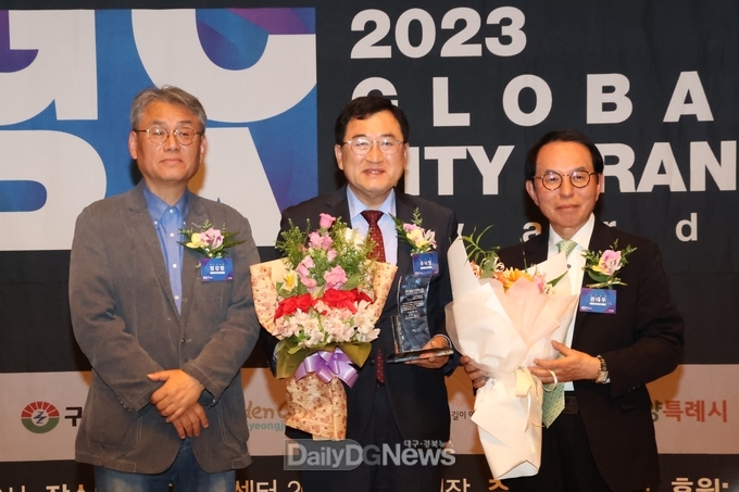 주낙영 시장이 19일 서울 한국프레스센터에서 열린 2023 글로벌 도시브랜드 마케팅 대상 시상식에 참석해 수상 후 행사 주최 관계자들과 기념촬영을 하고 있다