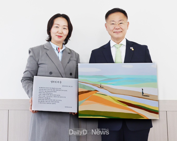 칠곡군 제공) 김재욱 군수가 전수이 작가의 작품 ‘엄마의 마음’을 최보영 장애인부모회장에게 전달하고 있다.