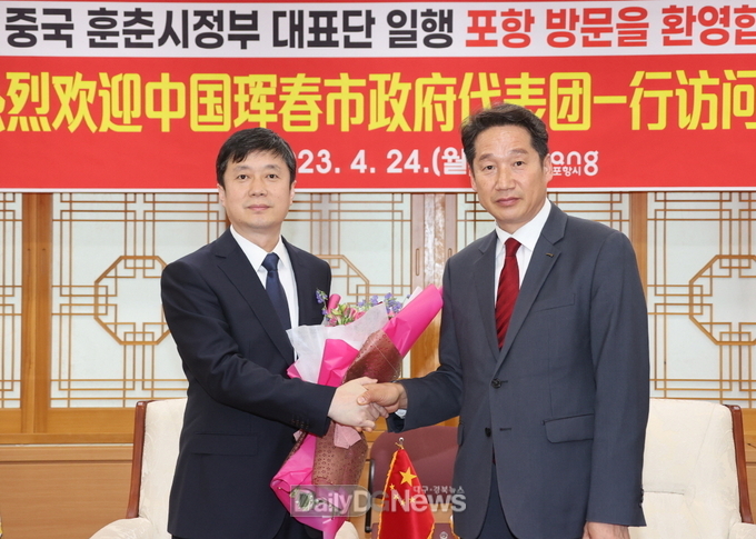 24일 포항시 해외 자매도시인 중국 훈춘시의 장림국(张林国) 시장을 비롯한 대표단 일행이 포항시청을 찾아 김남일 부시장을 접견하고 양 도시 간 우호 교류 및 협력 방안에 대해 논의했다.