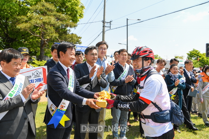 조관섭 위원장이 김주영 영주시의회 운영위원장에게 안전체험관 유치신청서를 전달하고 있다<br>
