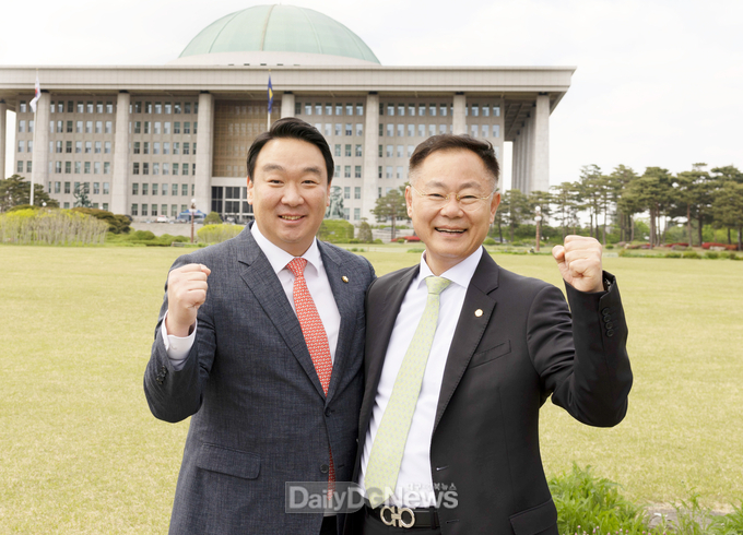 김재욱(오른쪽) 칠곡군수가 국회를 찾아 정희용 국회의원과 기념 촬영을 하고 있다.