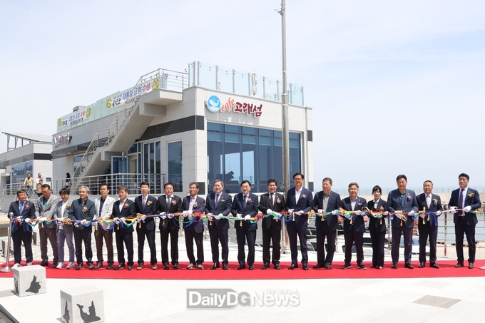 주낙영 시장을 비롯한 내빈들이 2일 감포에서 열린 나정항 어촌뉴딜300 사업 준공식에 참석해 테이트커팅을 하고 있다(왼쪽에서 7번째 김상기 포항지방해양수산청장, 오른쪽에서 8번째 정미호