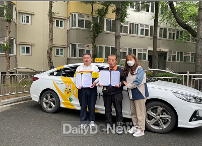 대구 동구청은 중장년 자살 예방 위한 마음을 나르는 중장년 택시 '마중택시'를 운행한다. (사진=동구청 제공)