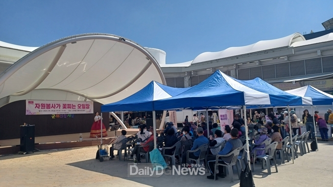 군위읍 전통시장에서 ‘자원봉사가 꽃피는 오일장’ 행사 진행