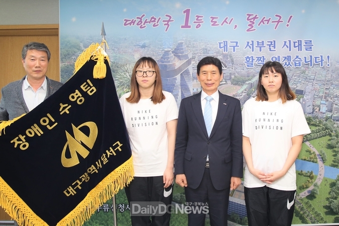 대구 달서구청 장애인 수영팀 선수 임용 모습. (왼편에서 두 번째 강주은 선수, 왼편에서 4번째 강정은 선수). (사진=달서구 제공)