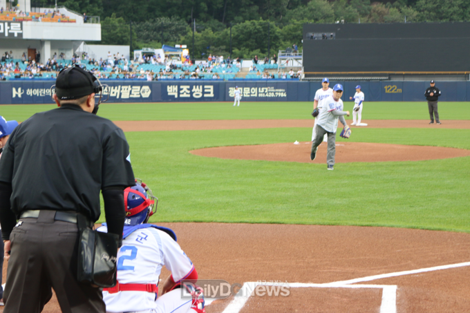 (건협대구사진제공) 한국건강관리협회 김인원 회장이 시구를 하고 있다.