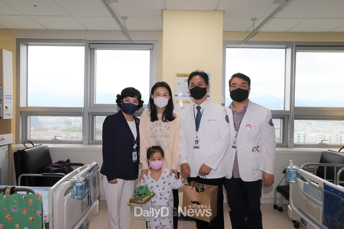 계명대 동산병원 어린이날 기념 소아 환우 선물 전달 모습. (왼쪽부터 박숙진 간호부원장, 보호자와 소아환우, 박남희 동산병원장, 변준철 소아청소년과장). (사진=계명대 동산병원 제공)