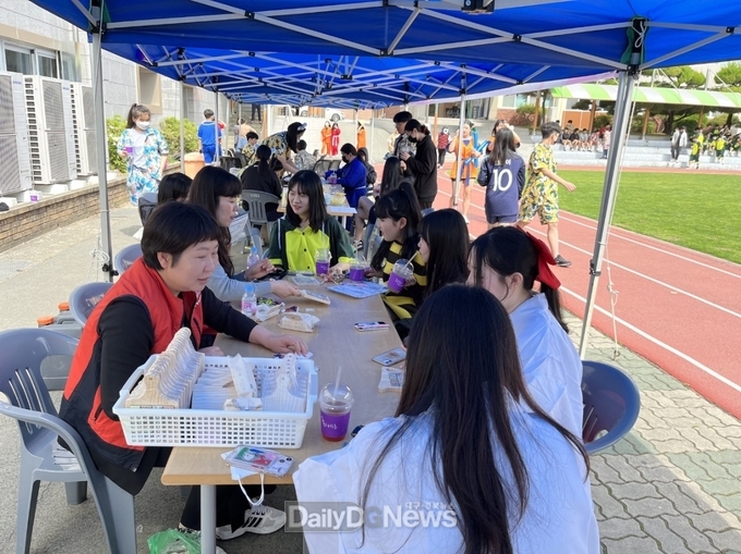 학교 축제에서 이동거리 상담 진행